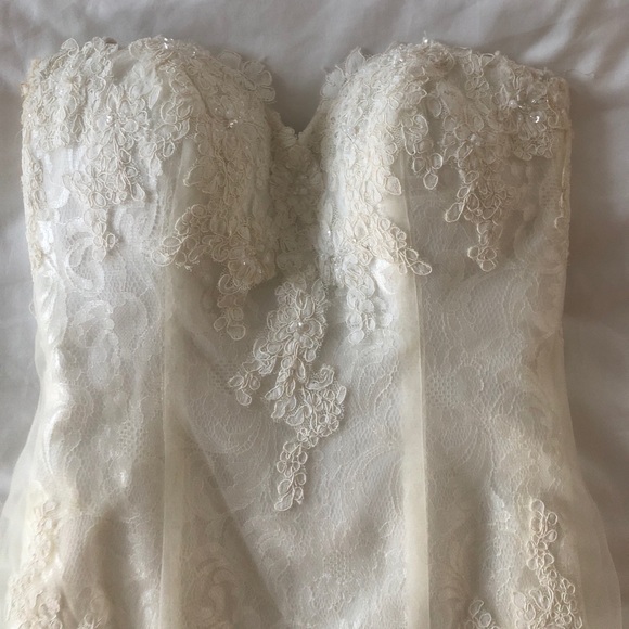 Keyhole Back Lace Ivory Wedding Dress - Picture 6 of 16